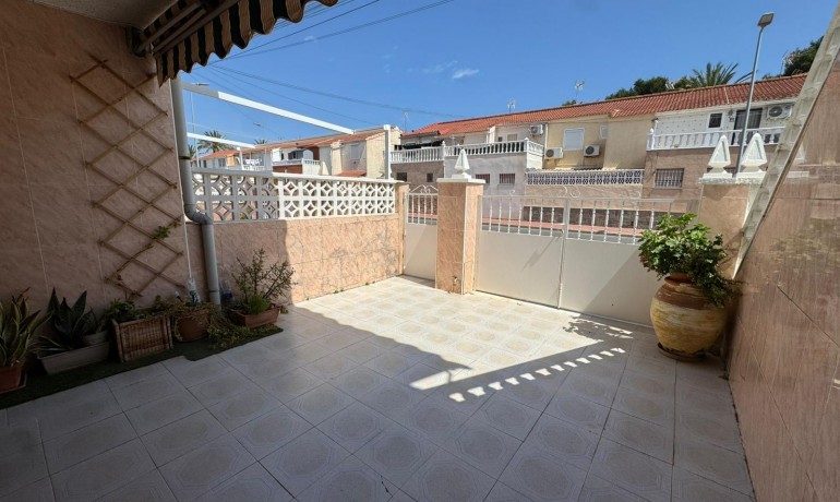 Venta - Apartamento / piso -
Torrevieja - Playa de los Naufragos