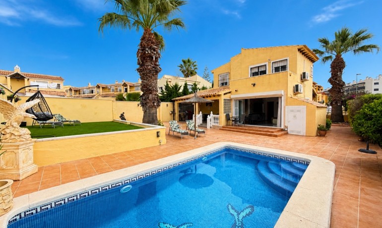 Sale - Villa -
Villamartin