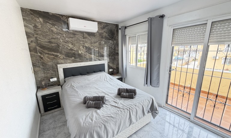 Sale - Villa -
Villamartin
