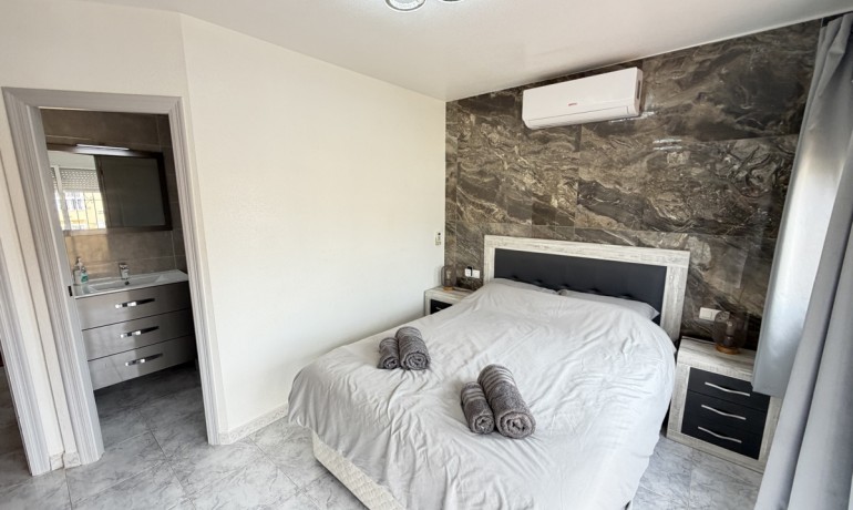 Sale - Villa -
Villamartin