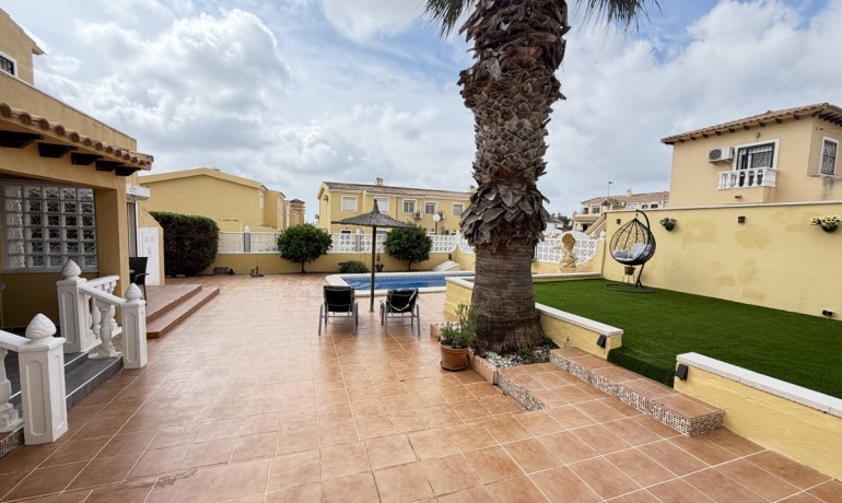 Sale - Villa -
Villamartin