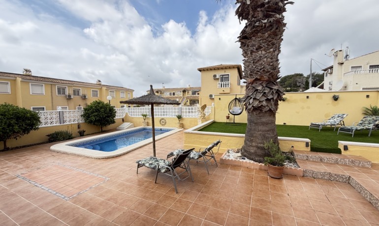 Sale - Villa -
Villamartin