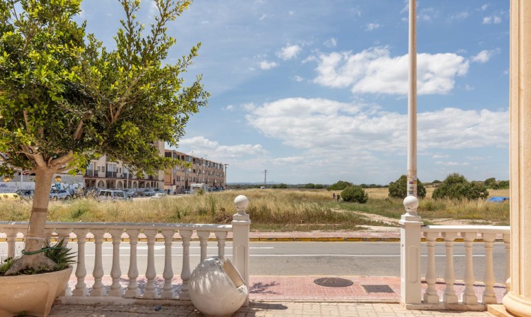 Venta - Apartamento / piso -
Torrevieja - La Mata pueblo
