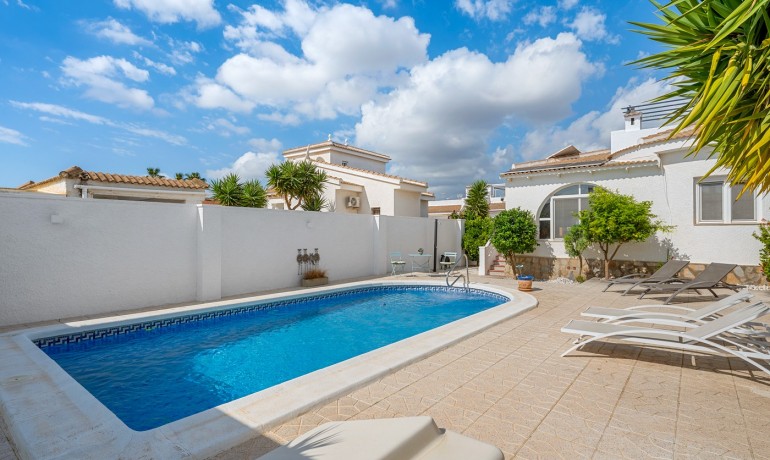 Venta - Villa -
Ciudad Quesada - Pueblo Bravo