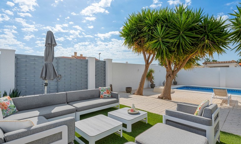 Venta - Villa -
Ciudad Quesada - Pueblo Bravo
