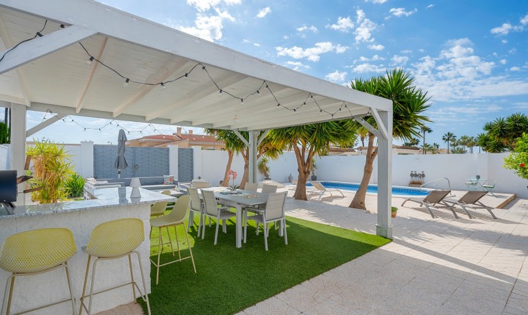 Venta - Villa -
Ciudad Quesada - Pueblo Bravo