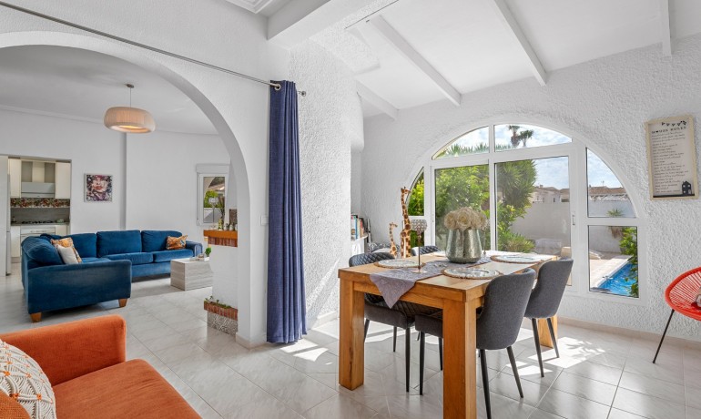 Venta - Villa -
Ciudad Quesada - Pueblo Bravo