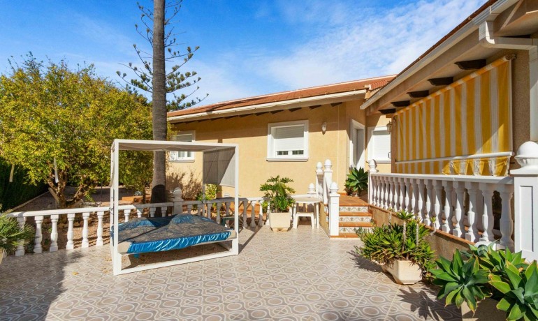 Venta - Villa -
Cabo Roig - Muy Cerca De La Playa