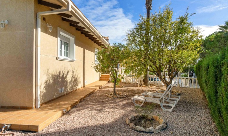 Venta - Villa -
Cabo Roig - Muy Cerca De La Playa