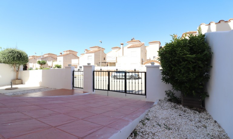 Venta - Villa -
San Miguel de Salinas - Lake View Mansions