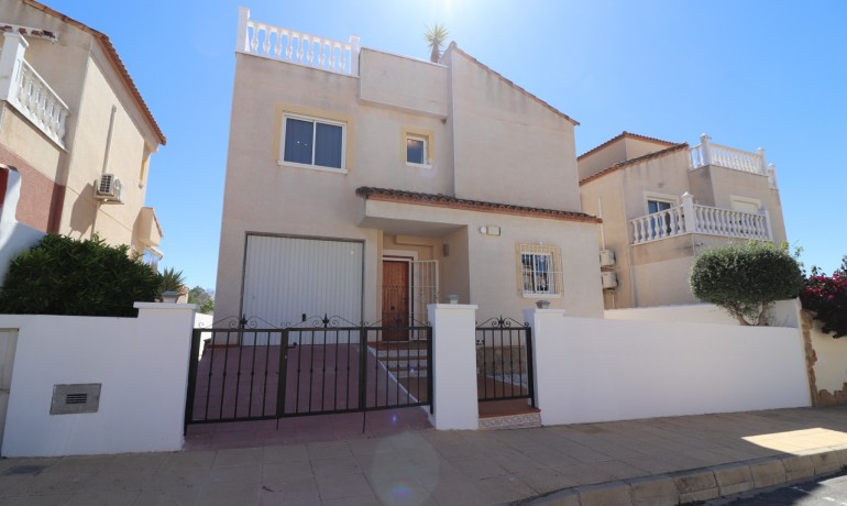 Venta - Villa -
San Miguel de Salinas - Lake View Mansions