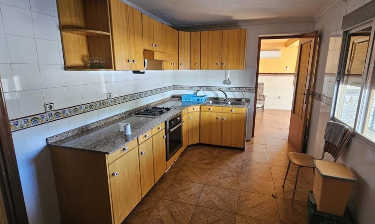 Sale - Finca / Country Property -
Algueña - Alguena