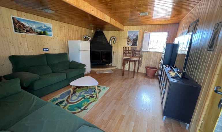 Sale - Finca / Country Property -
Algueña - Alguena
