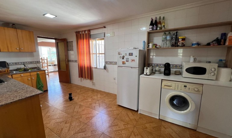 Sale - Finca / Country Property -
Algueña - Alguena