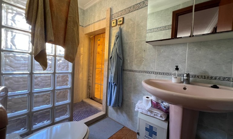 Sale - Finca / Country Property -
Algueña - Alguena