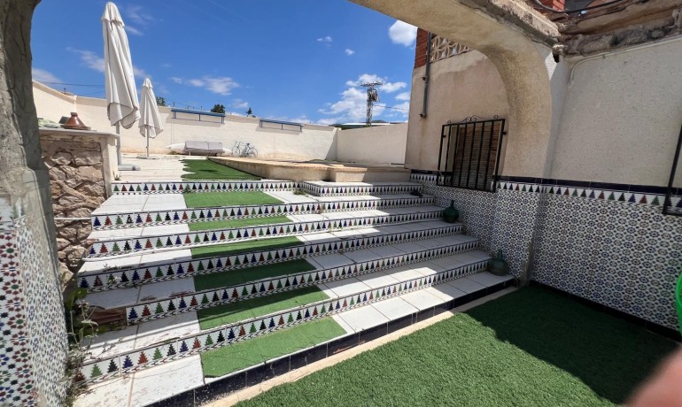 Sale - Finca / Country Property -
Algueña - Alguena
