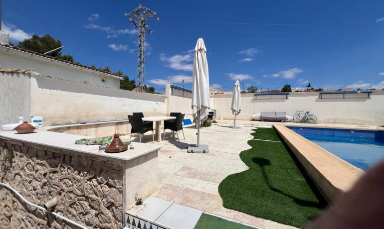 Sale - Finca / Country Property -
Algueña - Alguena