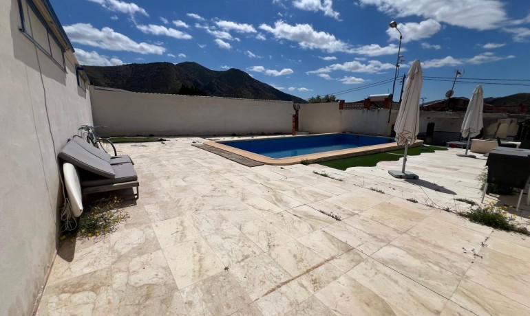 Sale - Finca / Country Property -
Algueña - Alguena