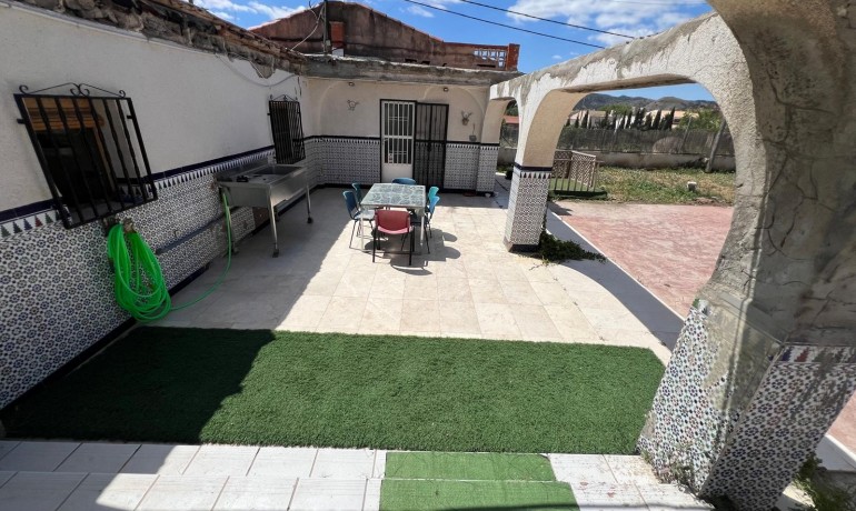 Sale - Finca / Country Property -
Algueña - Alguena