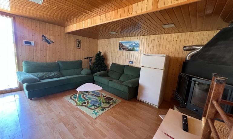 Sale - Finca / Country Property -
Algueña - Alguena
