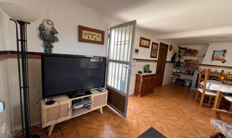 Sale - Finca / Country Property -
Algueña - Alguena