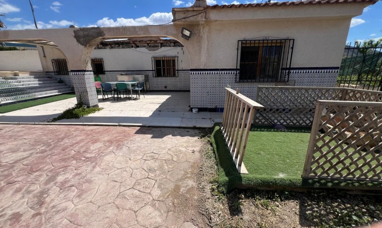 Sale - Finca / Country Property -
Algueña - Alguena