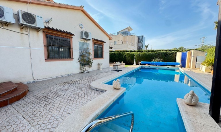 Sale - Villa -
Orihuela Costa* - Cabo Roig
