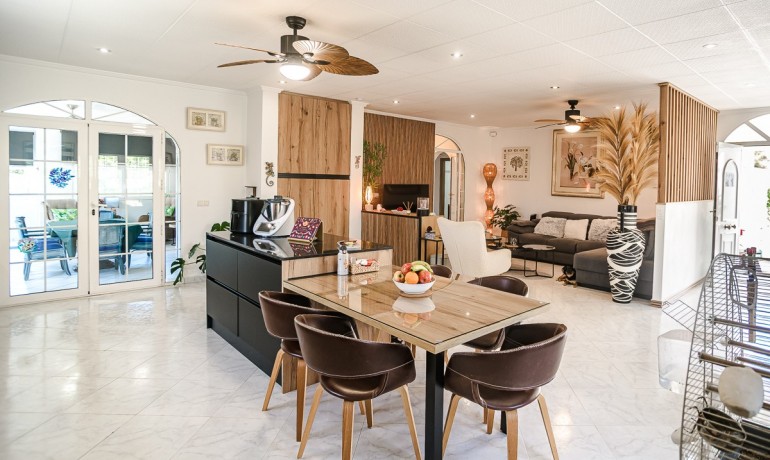 Venta - Casa -
La Marina - LA MARINA