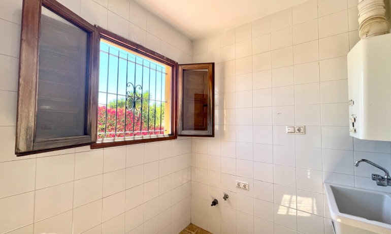 Venta - Villa -
Catral