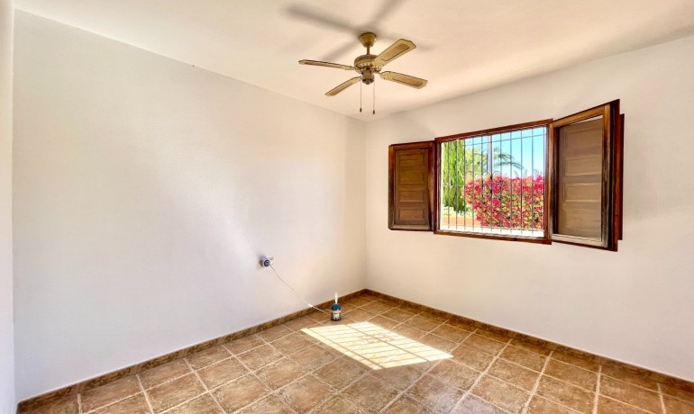 Venta - Villa -
Catral