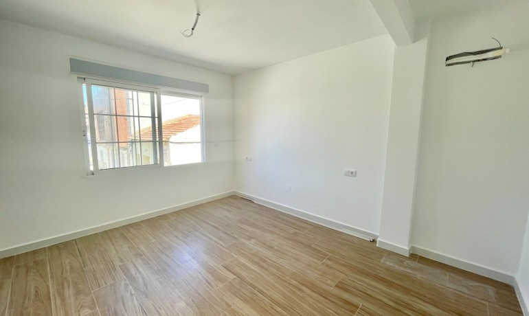 Sale - House -
Daya Vieja