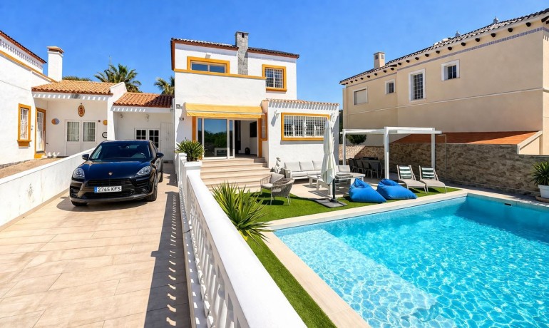 Sale - Villa -
Orihuela Costa - Los Dolses