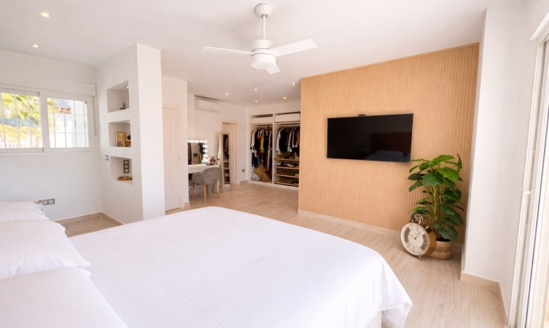 Sale - Villa -
Orihuela Costa - Los Dolses