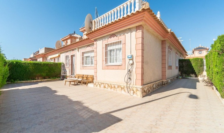 Sale - Villa -
Orihuela Costa* - Punta Prima