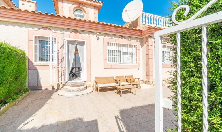 Sale - Villa -
Orihuela Costa* - Punta Prima