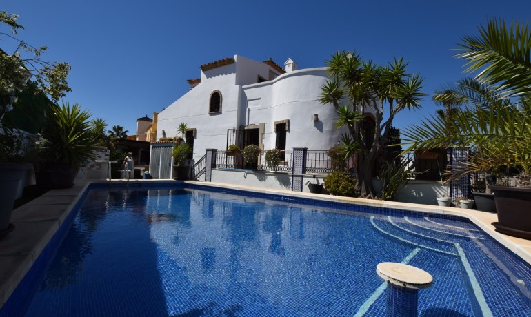 Sale - Villa -
Algorfa - La Finca Golf Resort
