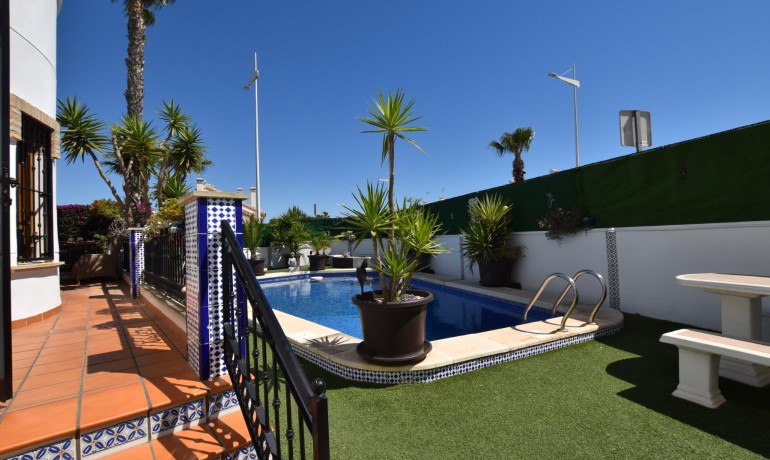 Sale - Villa -
Algorfa - La Finca Golf Resort