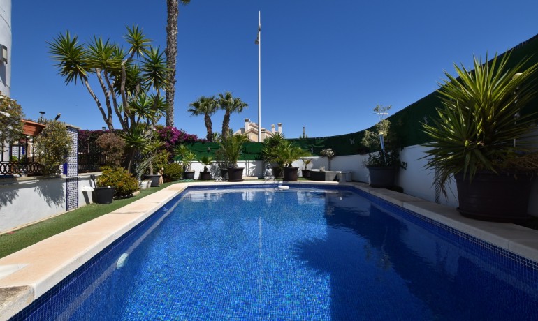 Sale - Villa -
Algorfa - La Finca Golf Resort