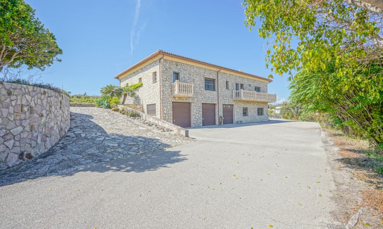 Sale - Farm -
Benitachell / El Poble Nou de Benitatxell - Centro