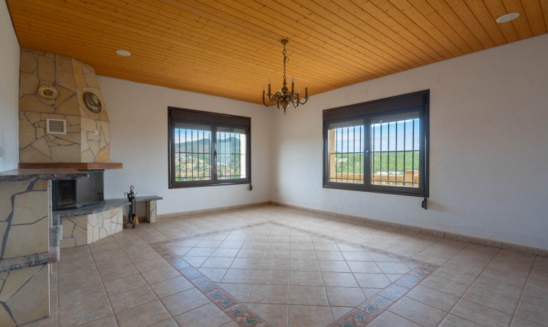 Sale - Farm -
Benitachell / El Poble Nou de Benitatxell - Centro