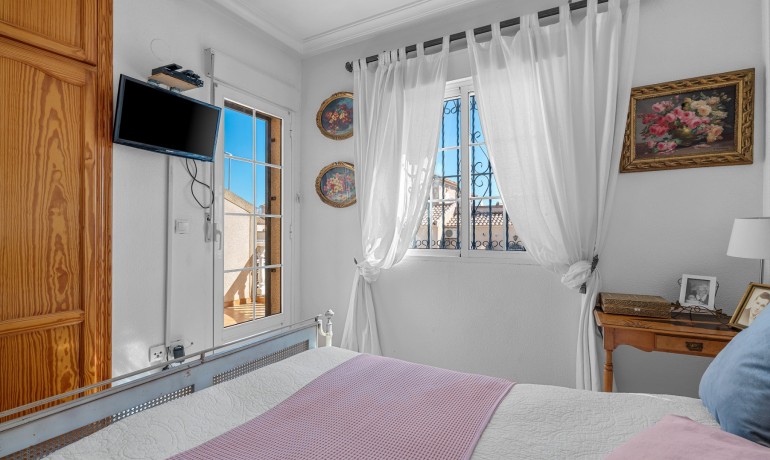 Sale - House -
Villamartin