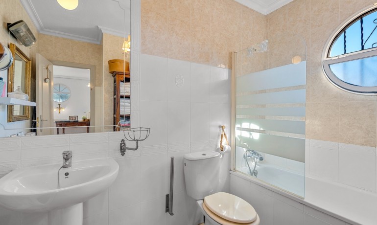 Sale - House -
Villamartin