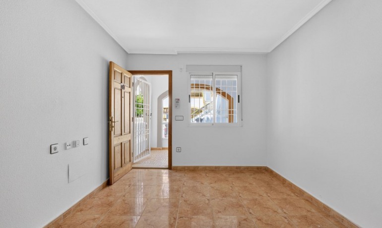 Sale - Apartment / Flat -
Torrevieja - Altos del Limonar