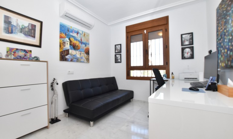 Sale - Villa -
Algorfa - La Finca Golf Resort