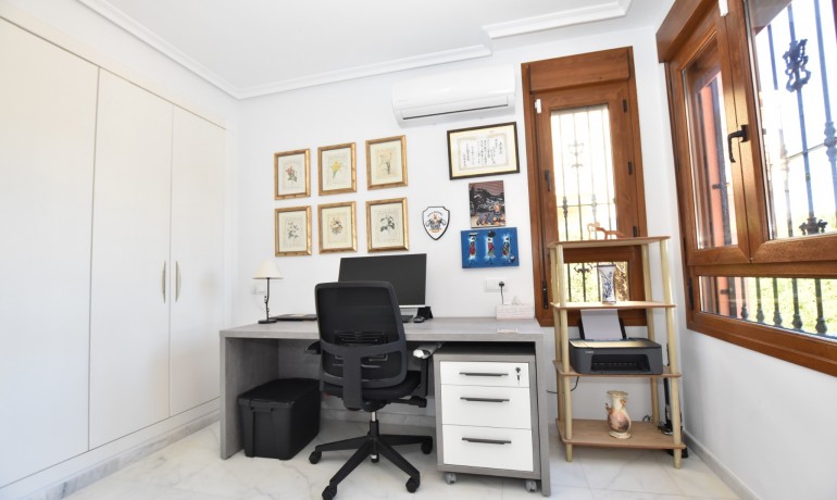 Sale - Villa -
Algorfa - La Finca Golf Resort