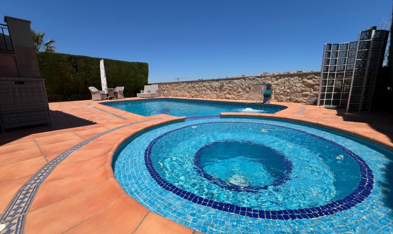 Sale - Villa -
Algorfa - La Finca Golf Resort