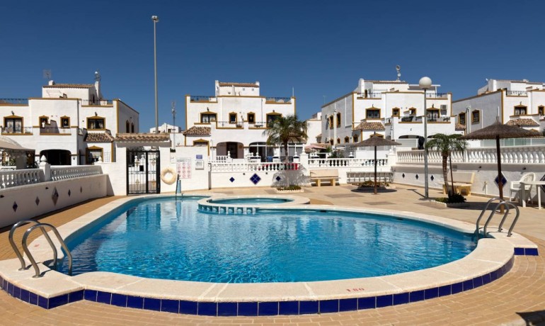 Sale - House -
Los Montesinos - Entre Naranjos / Vistabella Golf