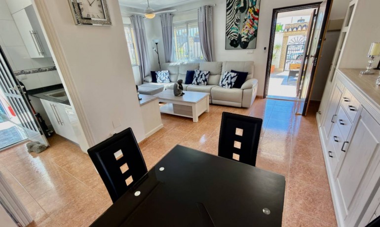 Sale - House -
Los Montesinos - Entre Naranjos / Vistabella Golf
