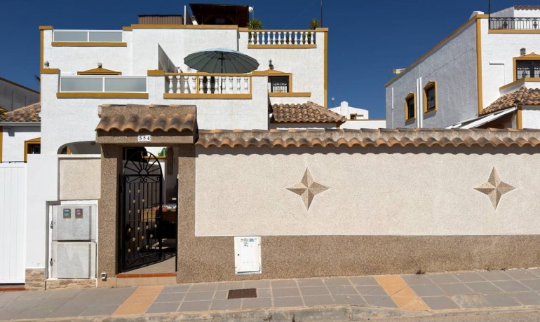Sale - House -
Los Montesinos - Entre Naranjos / Vistabella Golf