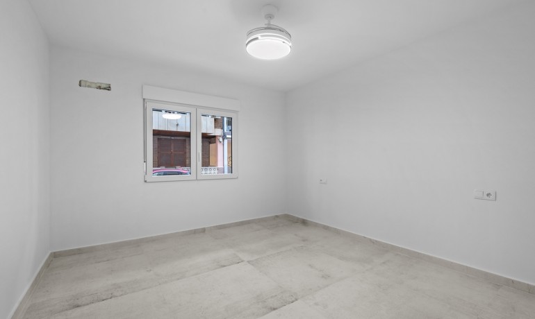 Sale - Apartment / Flat -
Torrevieja - Playa del Acequión